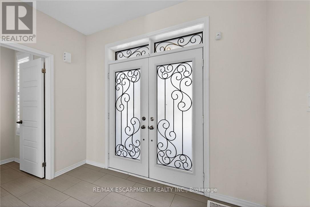 17 Larry Crescent, Haldimand, Ontario N3W 0B2 - Photo 3 - X12801018