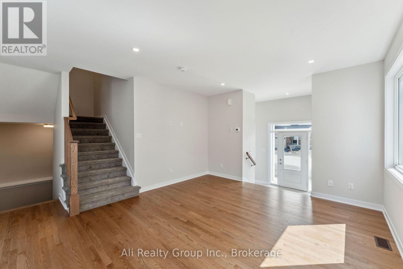 309 Falsetto Street, Ottawa, Ontario  K1W 0S5 - Photo 10 - X13001902