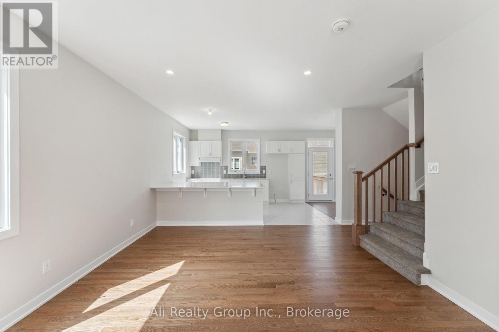 309 Falsetto Street, Ottawa, Ontario  K1W 0S5 - Photo 5 - X13001902