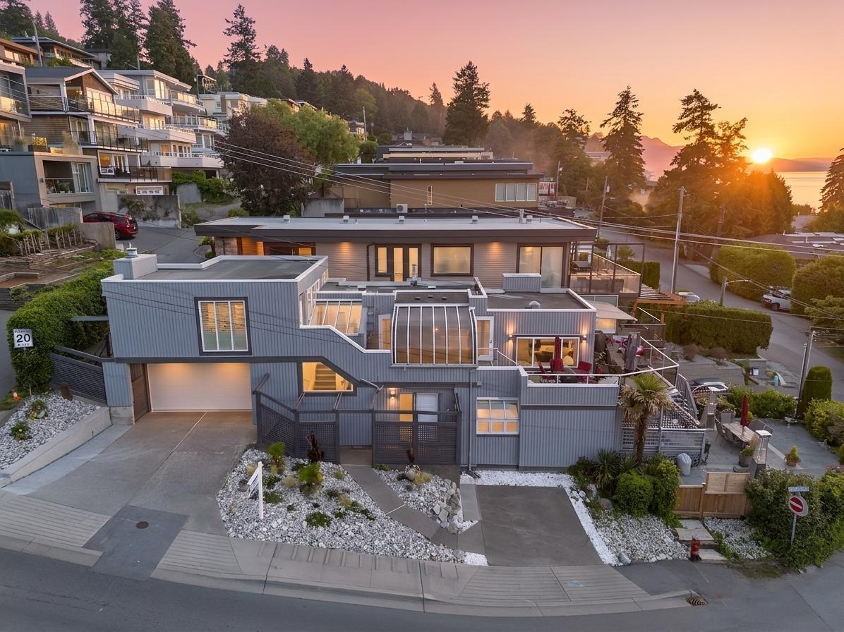 1246 Oxford Street, White Rock, British Columbia V4B 5G8 - Photo 2 - R3111726