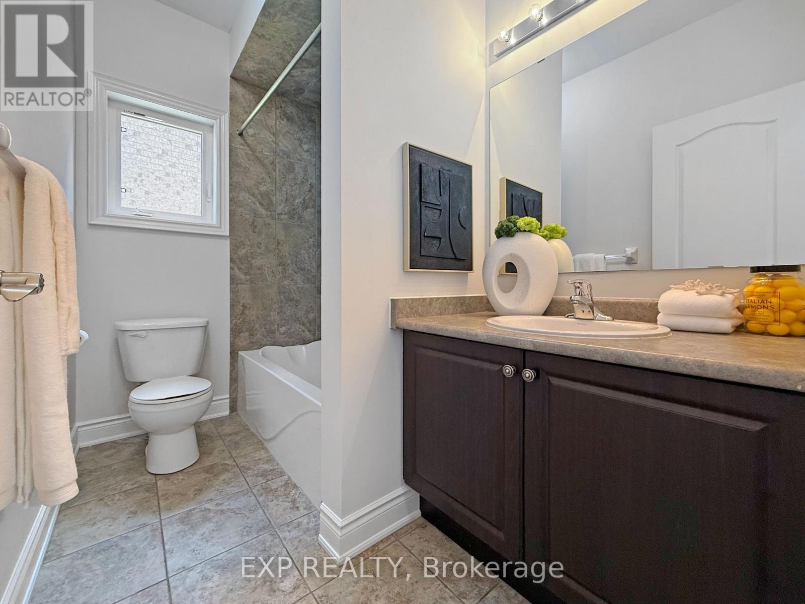 1082 Bob Scott Court, Newmarket, Ontario  L3X 3L7 - Photo 6 - N13001970