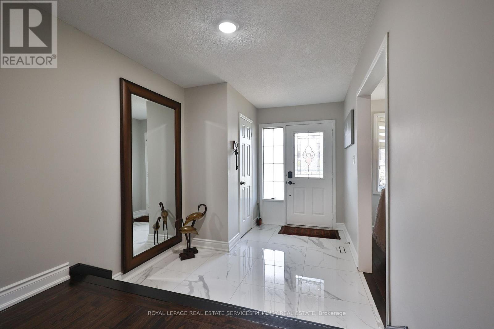 2031 Pen Street, Oakville, Ontario  L6H 3L2 - Photo 3 - W13001900