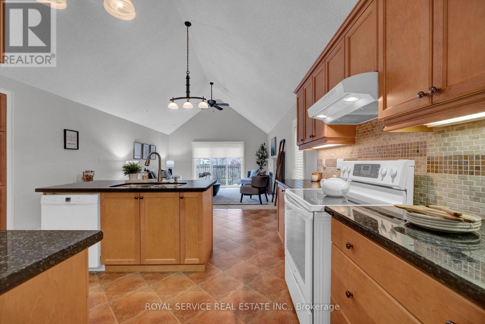 5 - 350 Lakebreeze Drive, Clarington, Ontario  L1B 0A2 - Photo 7 - E13002128