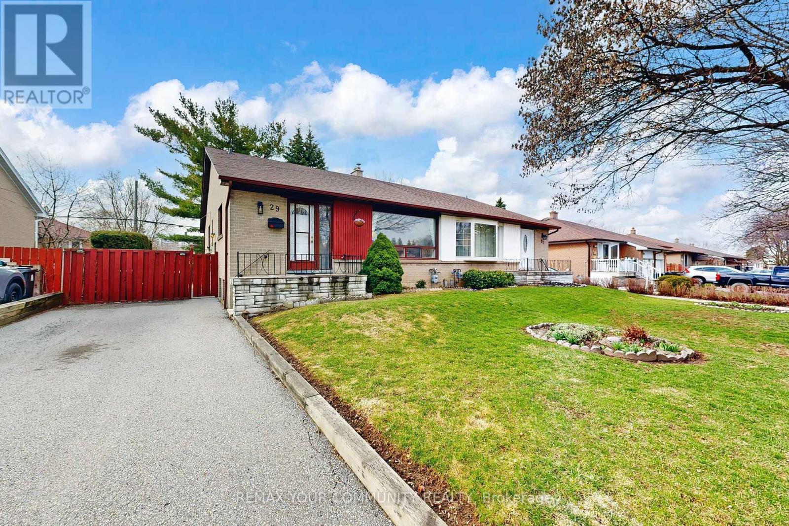 29 PINEMORE CRESCENT, Toronto, Ontario