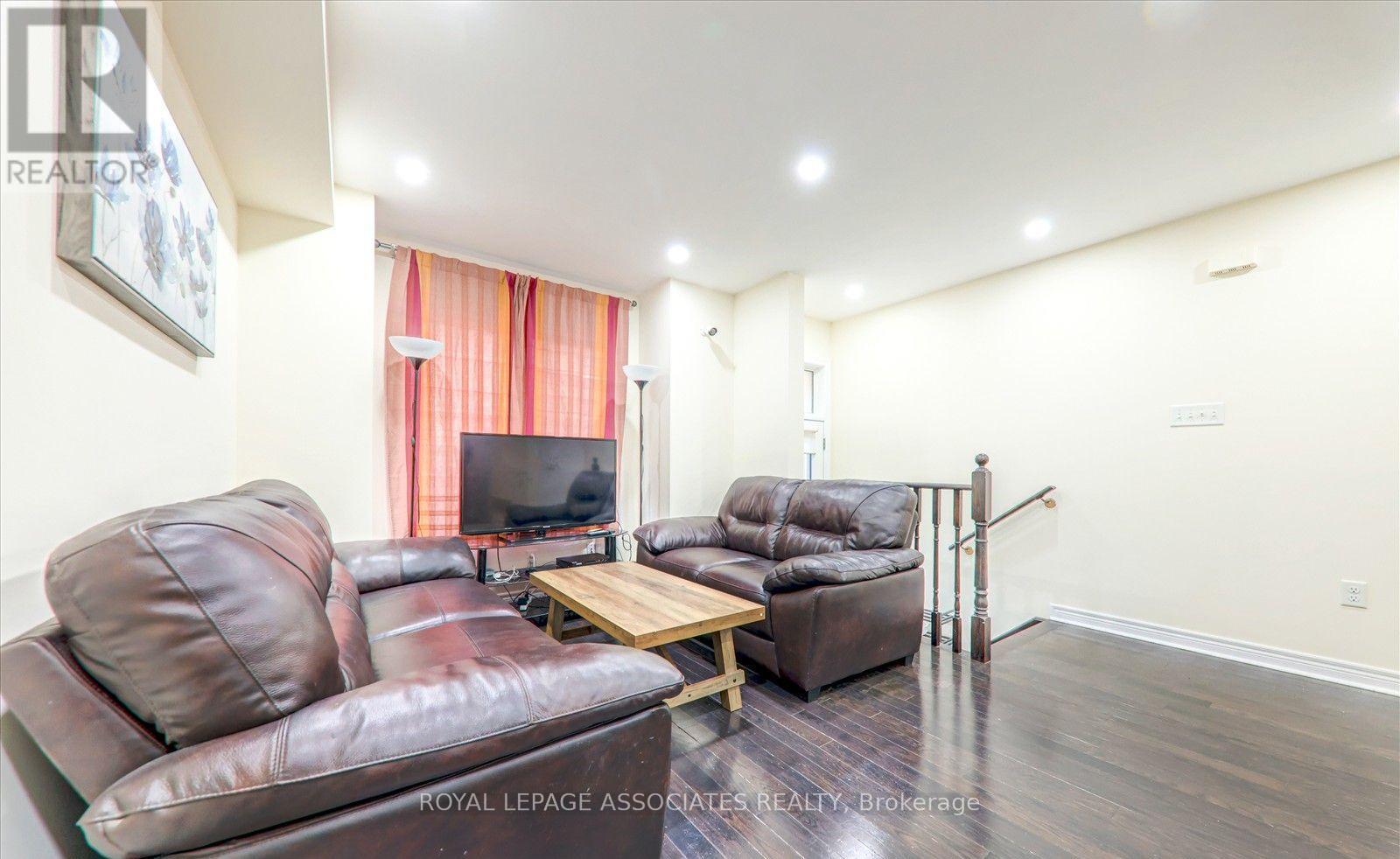 19 Kawneer Terrace, Toronto, Ontario  M1P 0C3 - Photo 8 - E13002222