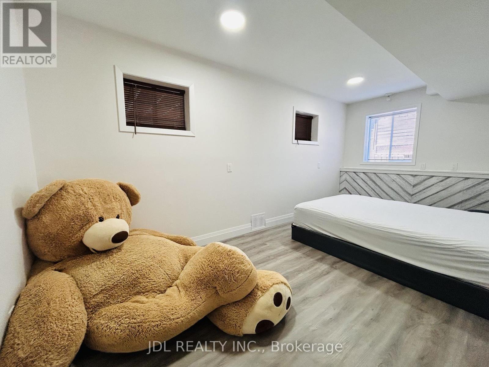 11 Red Robin Road, Georgina, Ontario  L4P 3E9 - Photo 36 - N12939934