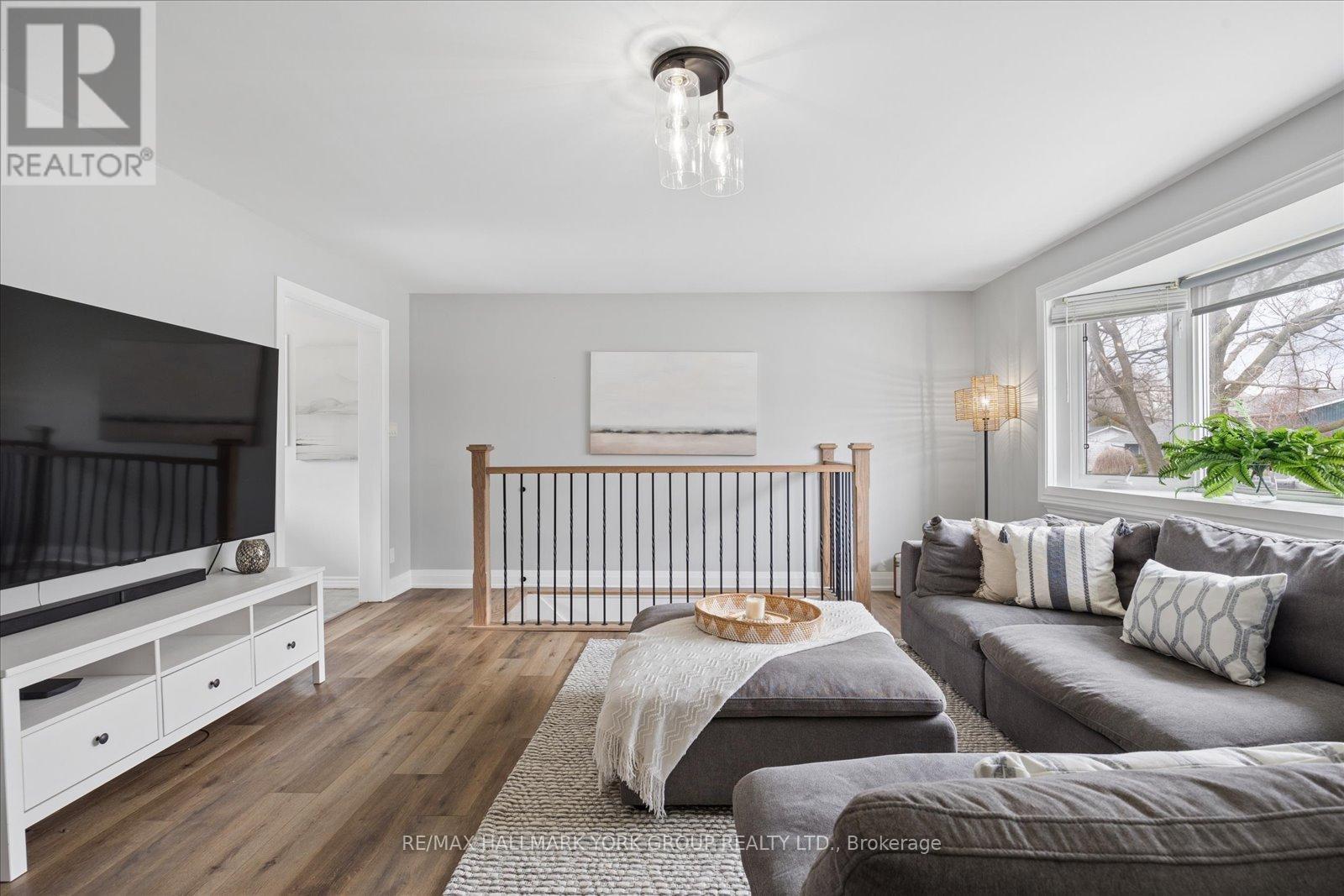 343 Winnifred Drive, Georgina, Ontario  L4P 3B6 - Photo 10 - N13002124