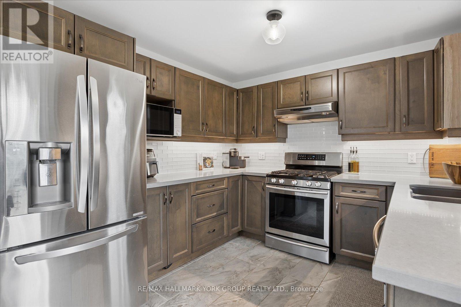 343 Winnifred Drive, Georgina, Ontario  L4P 3B6 - Photo 12 - N13002124