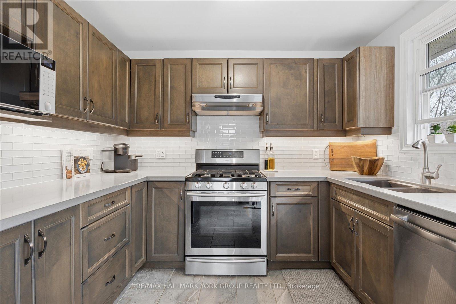 343 Winnifred Drive, Georgina, Ontario  L4P 3B6 - Photo 13 - N13002124