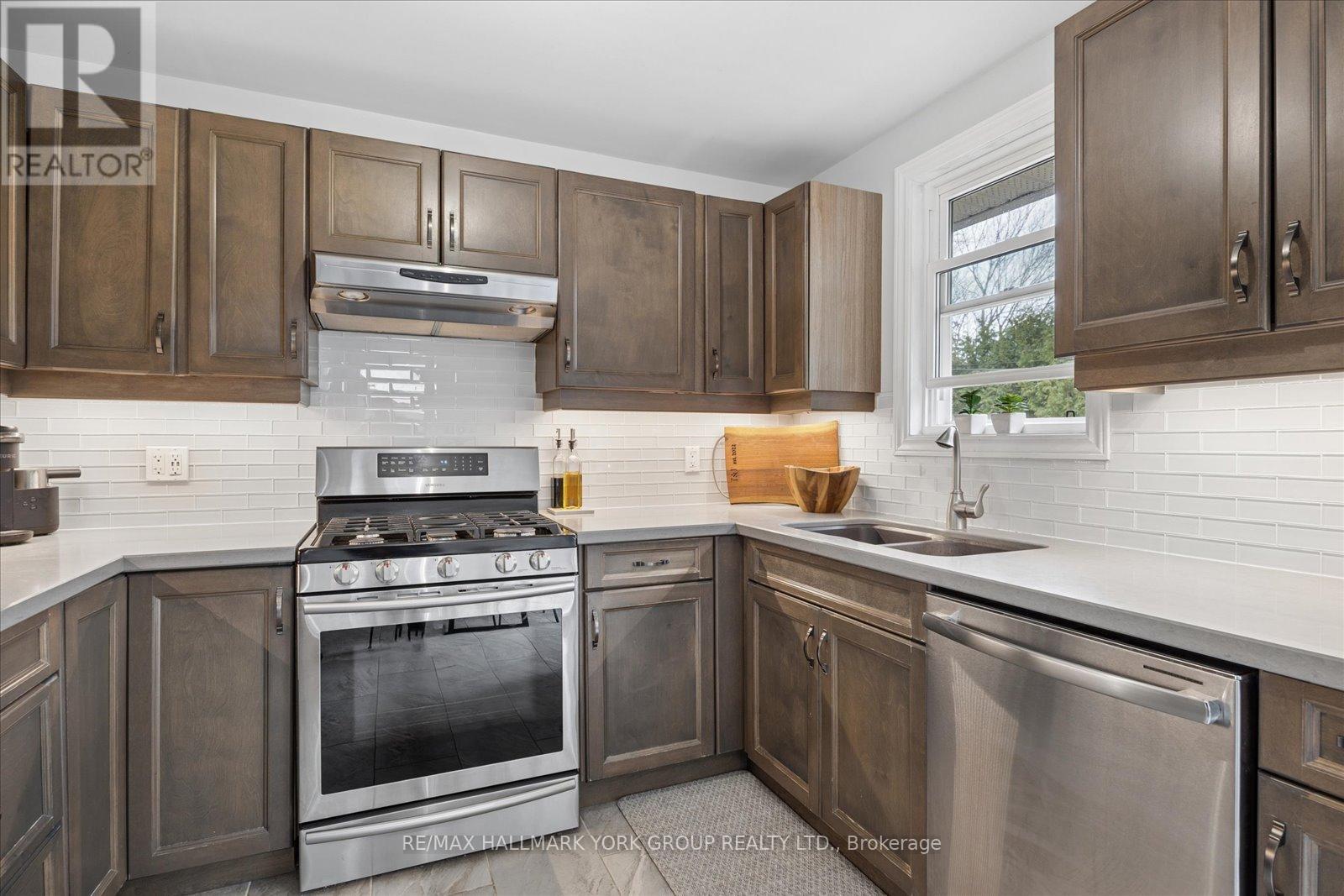 343 Winnifred Drive, Georgina, Ontario  L4P 3B6 - Photo 14 - N13002124