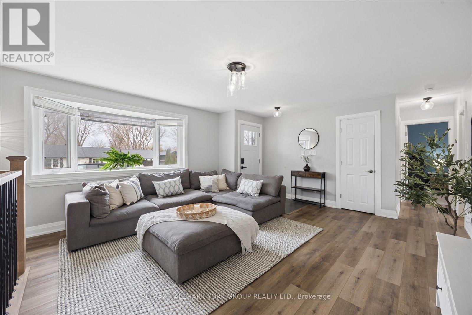 343 Winnifred Drive, Georgina, Ontario  L4P 3B6 - Photo 8 - N13002124