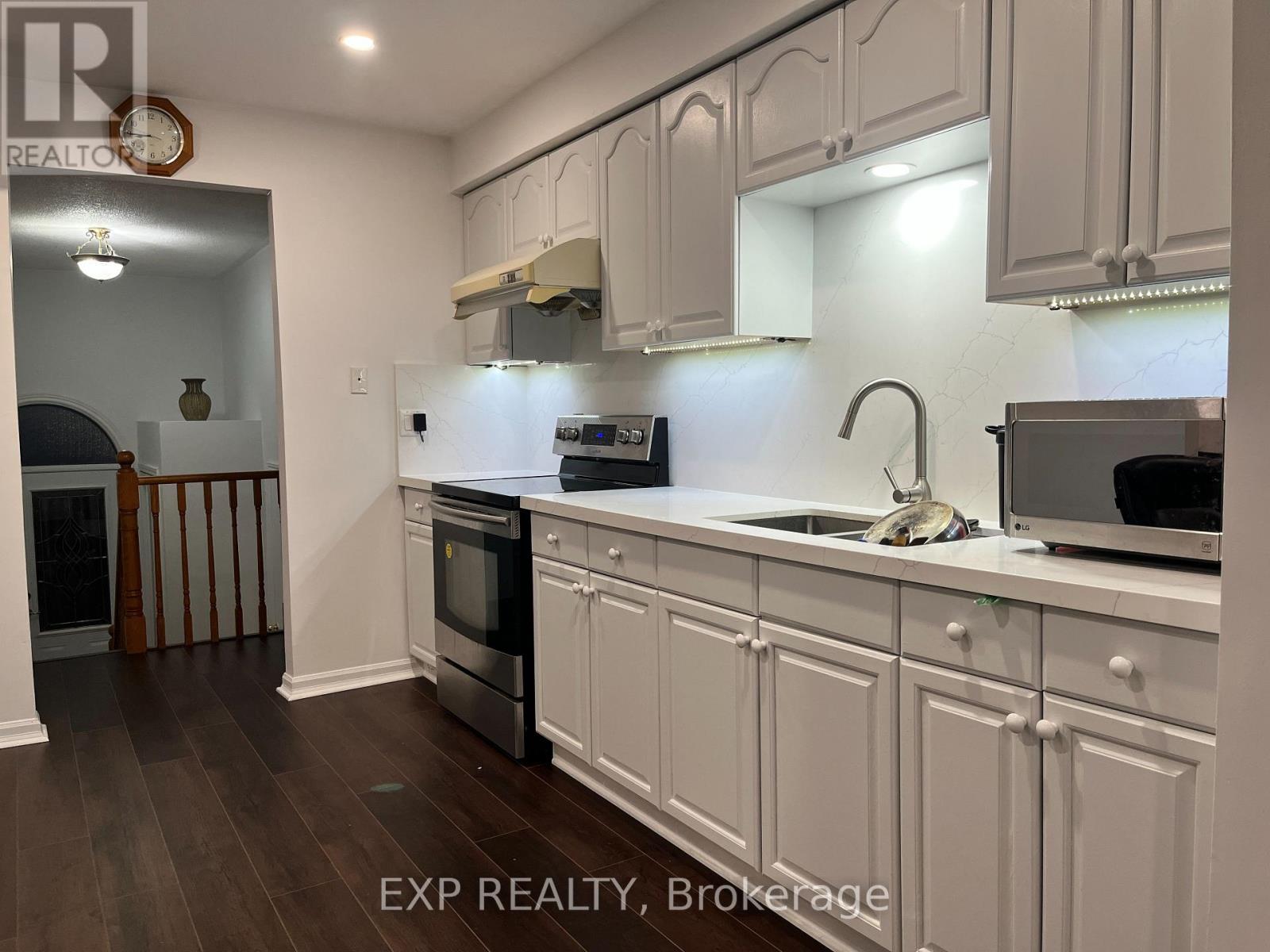 216 Colborne Street Ne, Bradford West Gwillimbury, Ontario  L3Z 2R5 - Photo 4 - N13002142