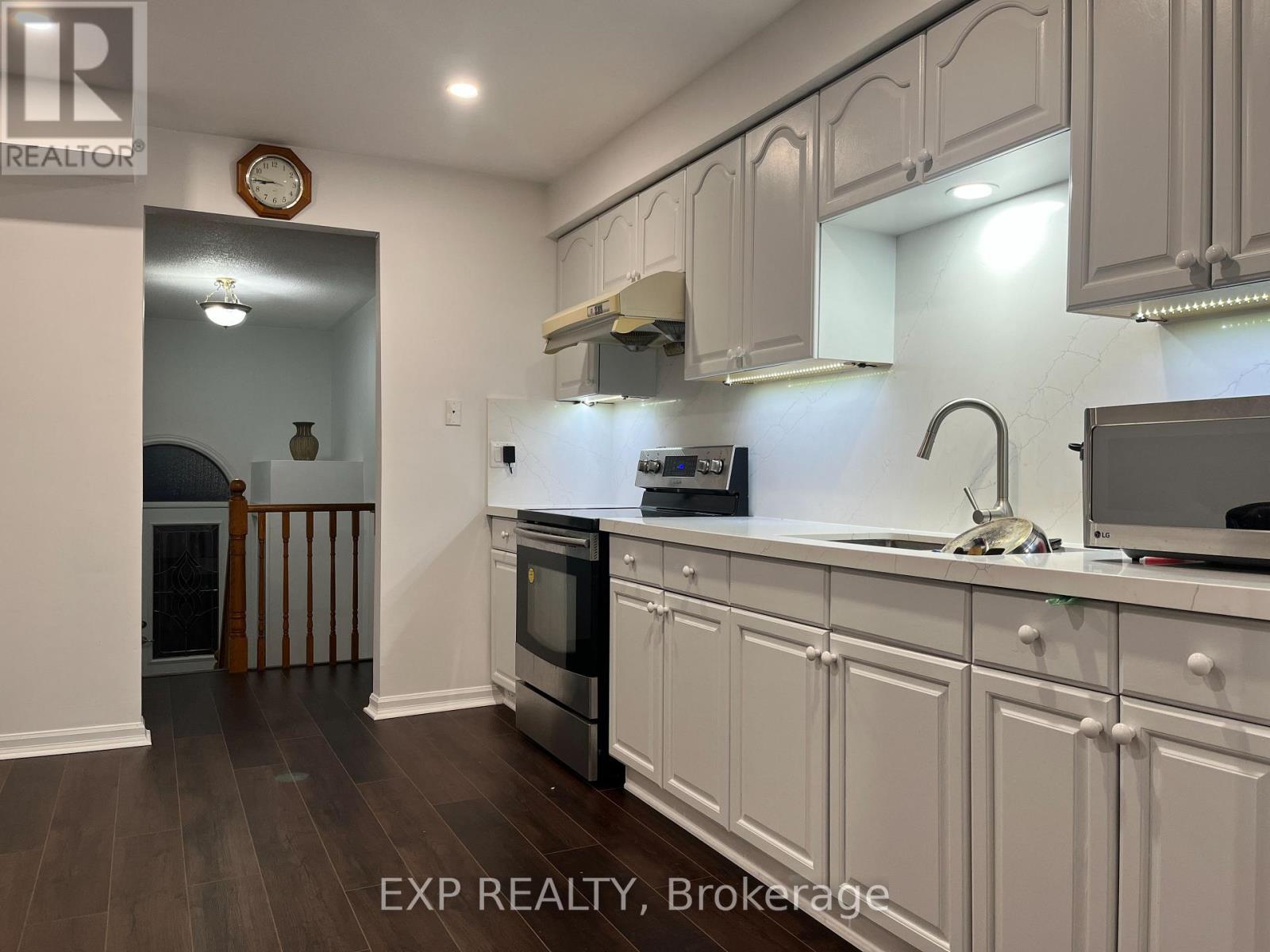 216 Colborne Street Ne, Bradford West Gwillimbury, Ontario  L3Z 2R5 - Photo 5 - N13002142