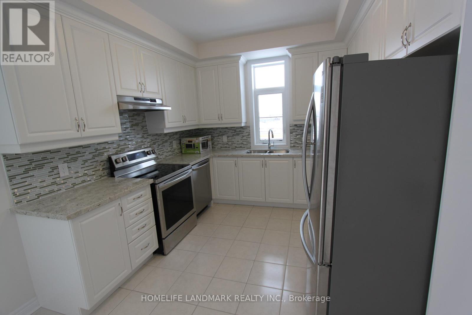 81 Grand Trunk Avenue, Vaughan, Ontario  L6A 5B3 - Photo 2 - N12993852