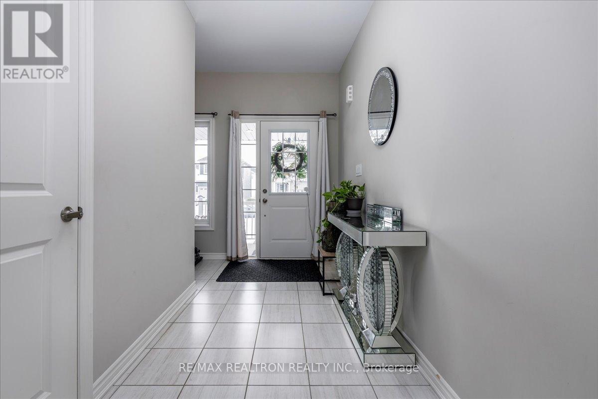 207 Cubitt Street, Clearview, Ontario  L0M 1S0 - Photo 3 - S13002158