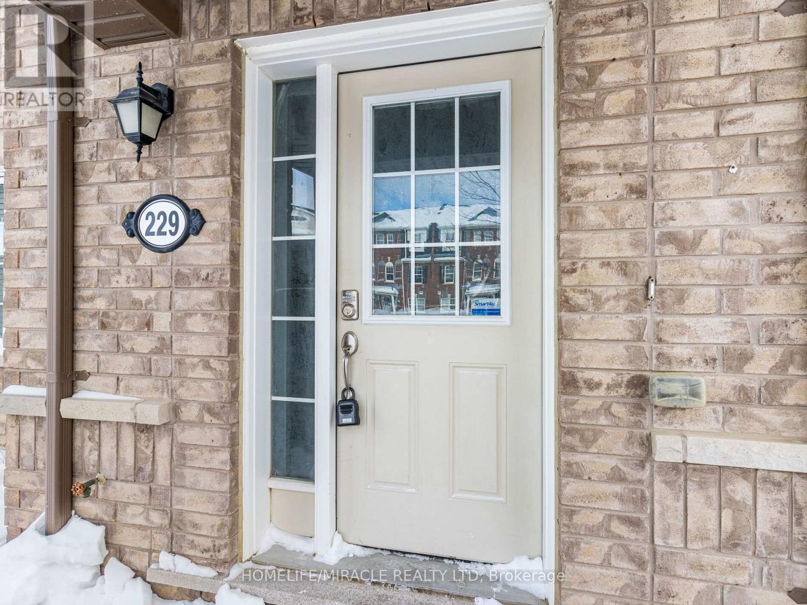 229 Remembrance Road, Brampton, Ontario  L7A 4P2 - Photo 4 - W13002114