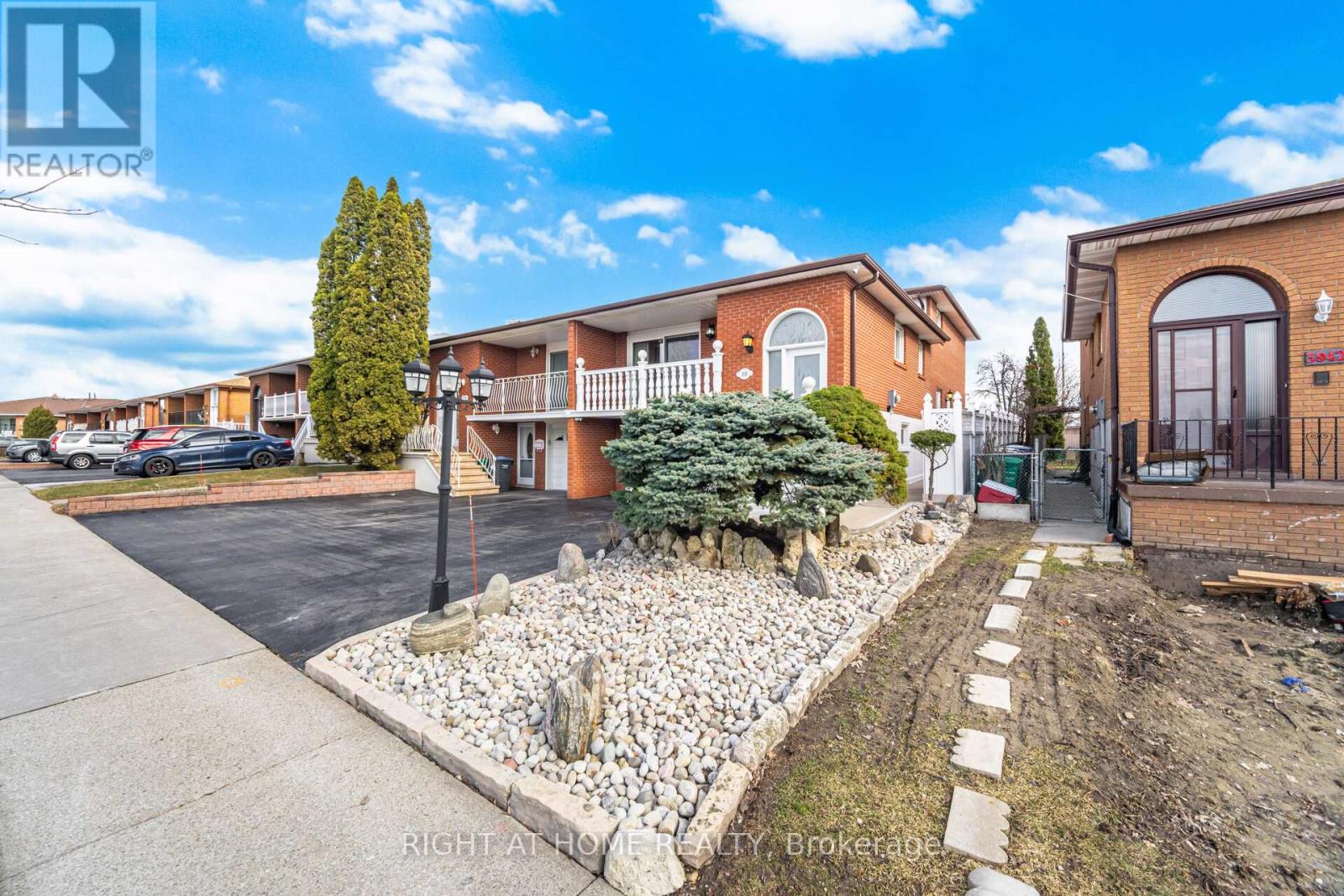 3938 Midhurst Lane, Mississauga, Ontario  L4Z 1C7 - Photo 3 - W13002276