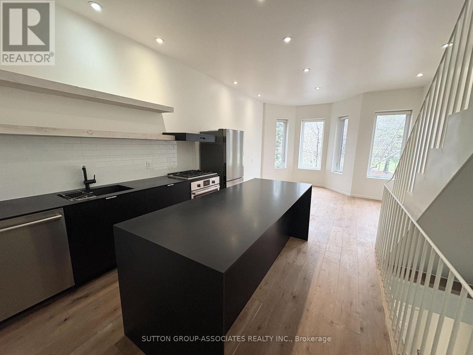 49 Olive Avenue, Toronto, Ontario  M6G 1T7 - Photo 9 - C12998690