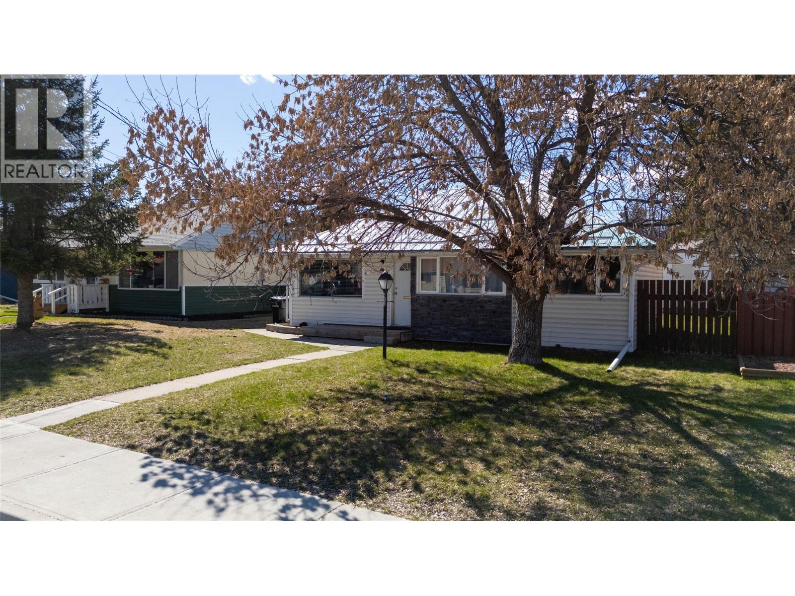 403 13th Avenue S, Cranbrook, British Columbia  V1C 2W3 - Photo 1 - 10383183