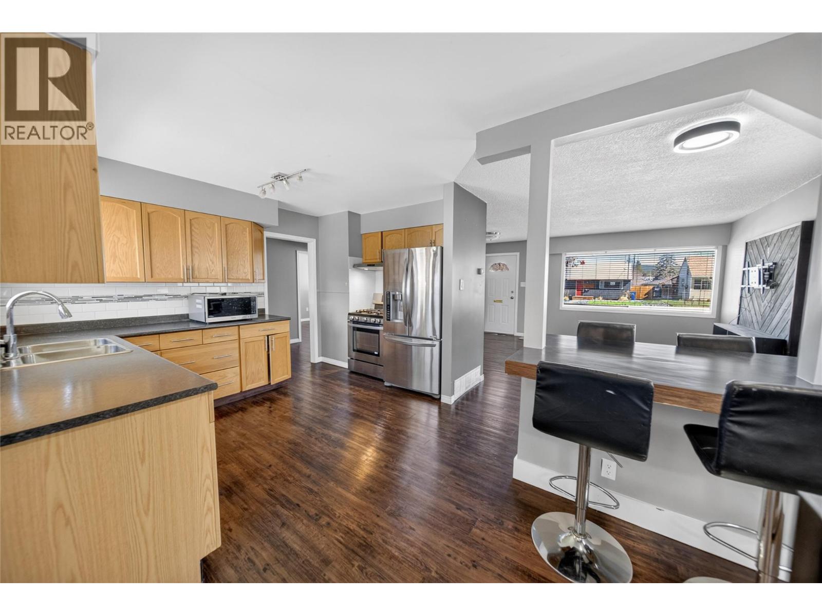 403 13th Avenue S, Cranbrook, British Columbia  V1C 2W3 - Photo 3 - 10383183
