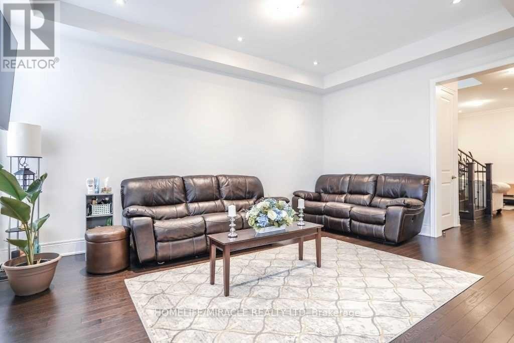 16 Lyle Way, Brampton, Ontario  L6X 5P8 - Photo 8 - W12951398