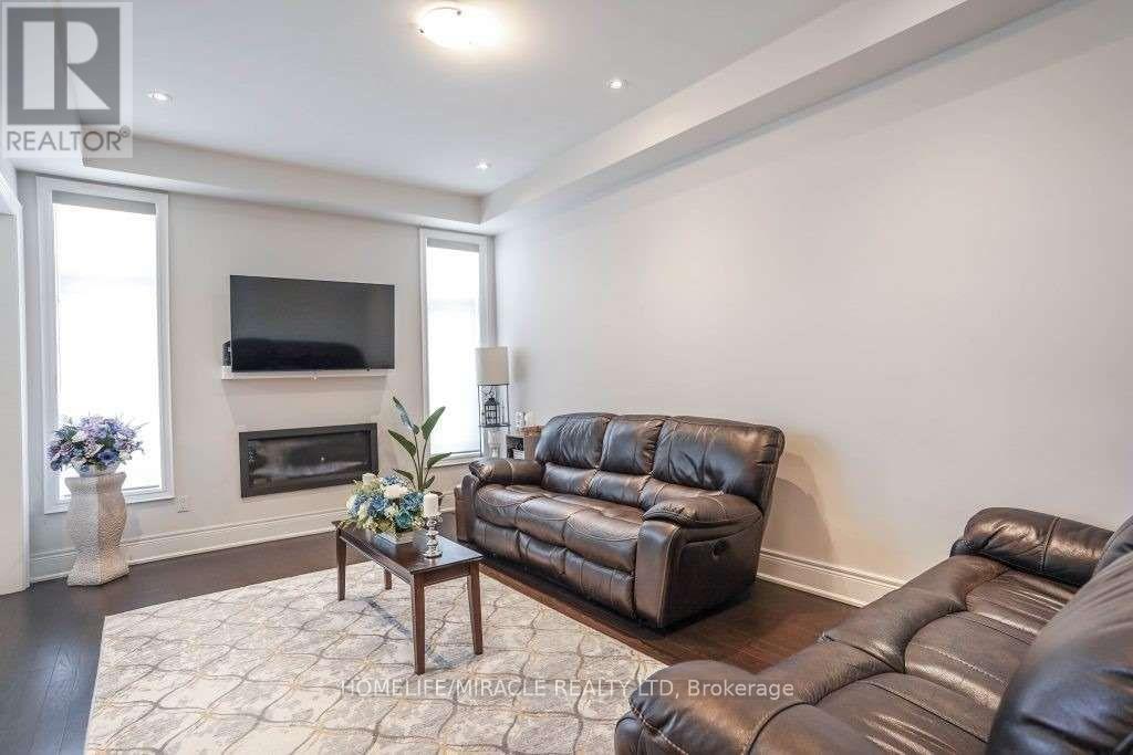 16 Lyle Way, Brampton, Ontario  L6X 5P8 - Photo 6 - W12951398