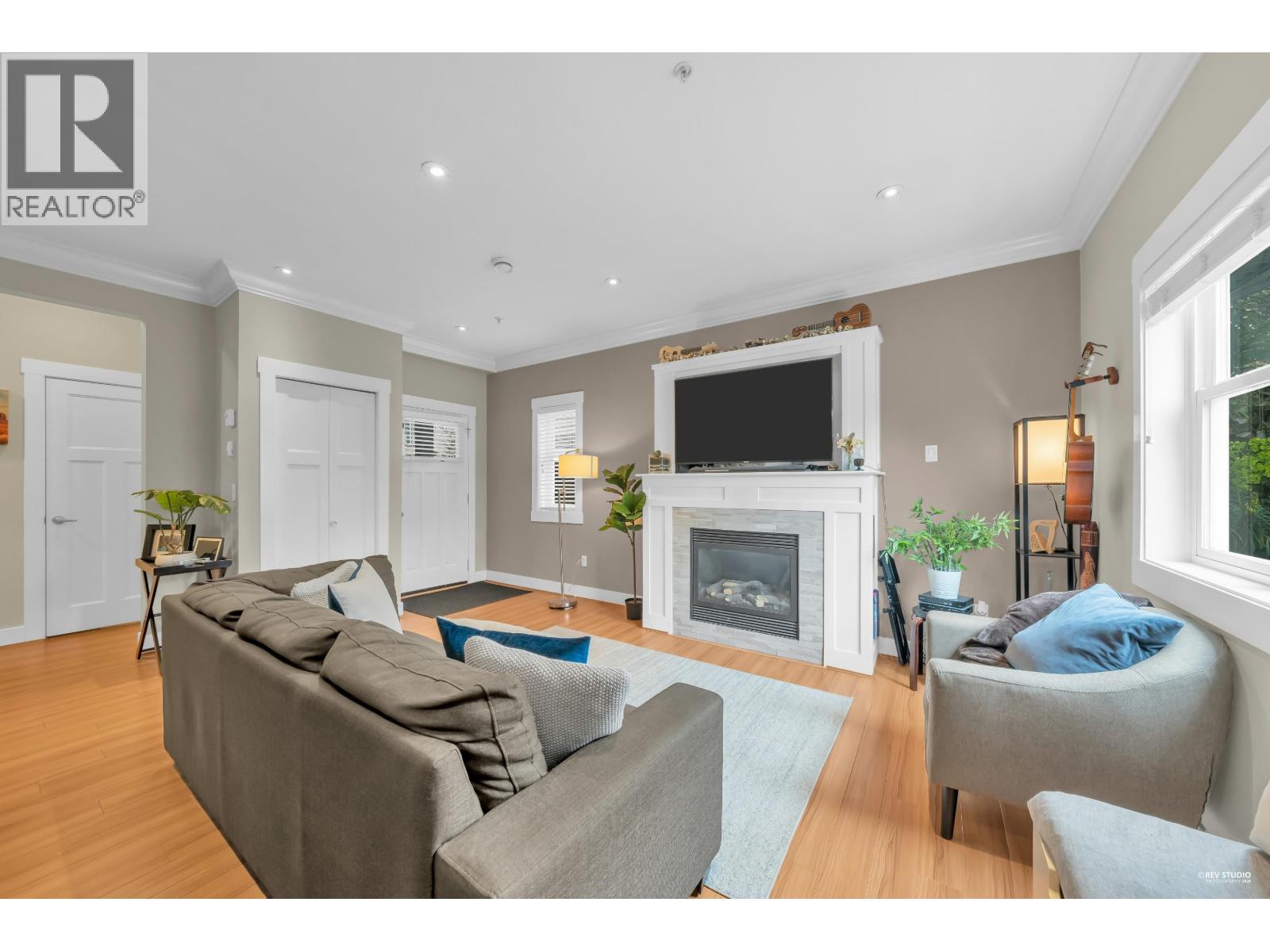 723 E 12th Avenue, Vancouver, British Columbia V5T 2J1 - Photo 2 - R3111730