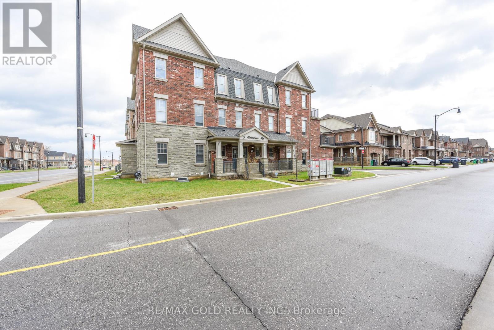 5 Remembrance Road, Brampton, Ontario  L7A 4Z1 - Photo 2 - W12994718