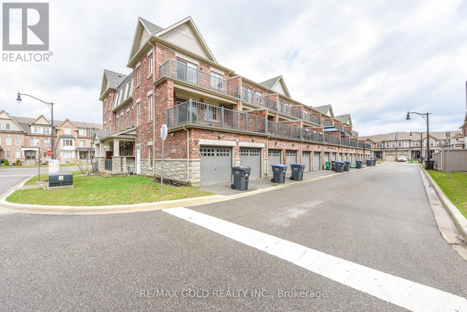 5 Remembrance Road, Brampton, Ontario  L7A 4Z1 - Photo 4 - W12994718