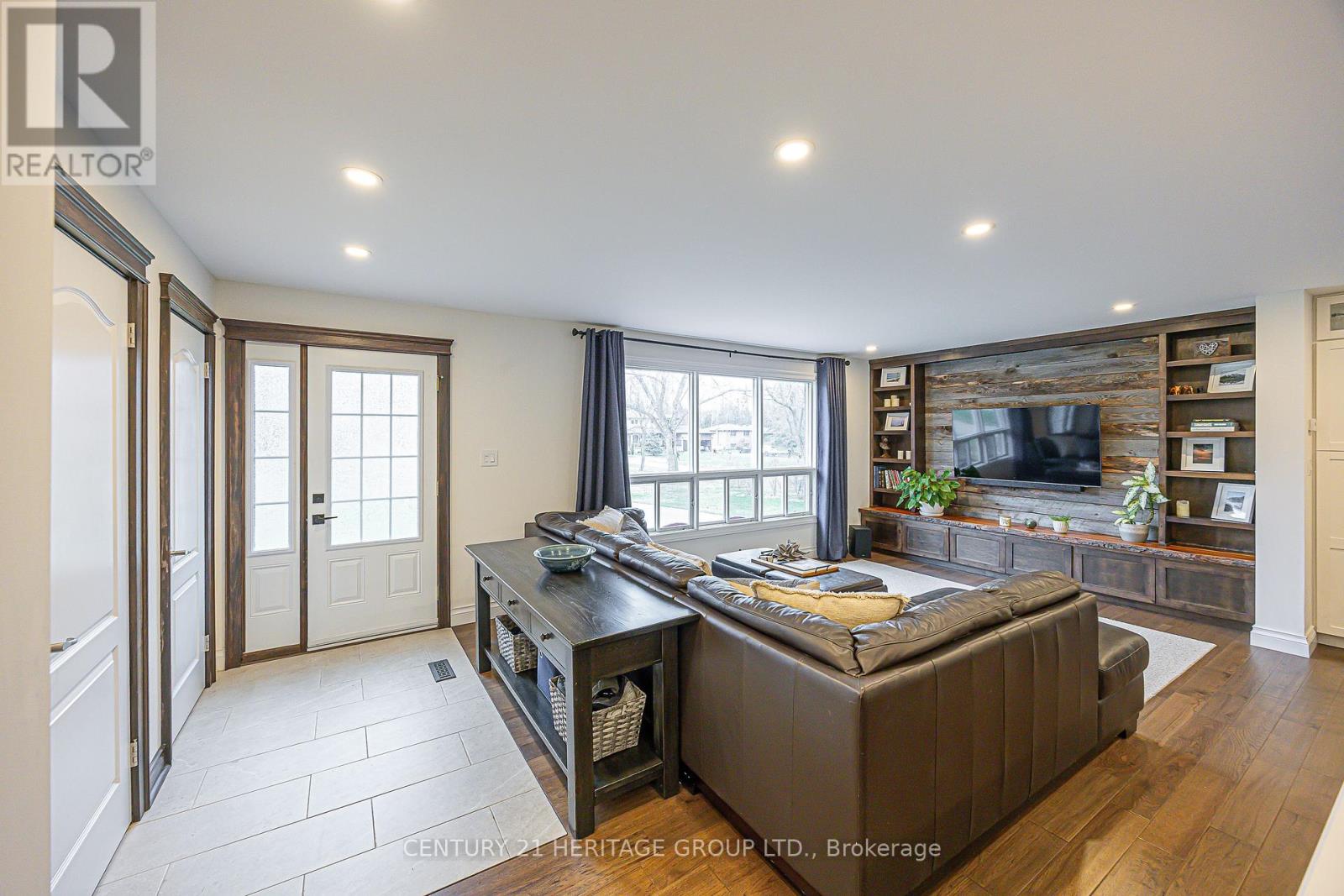 23 Amberglen Court, East Gwillimbury, Ontario  L9N 1J6 - Photo 3 - N13002502