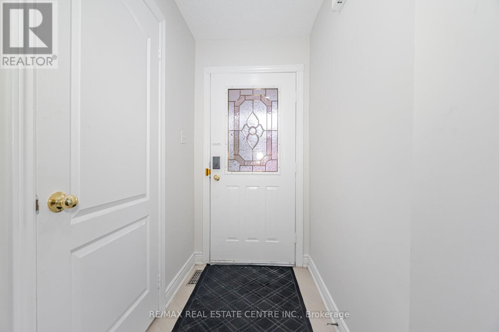 48 Cortez Court, Brampton, Ontario  L6X 3Y9 - Photo 7 - W13002378