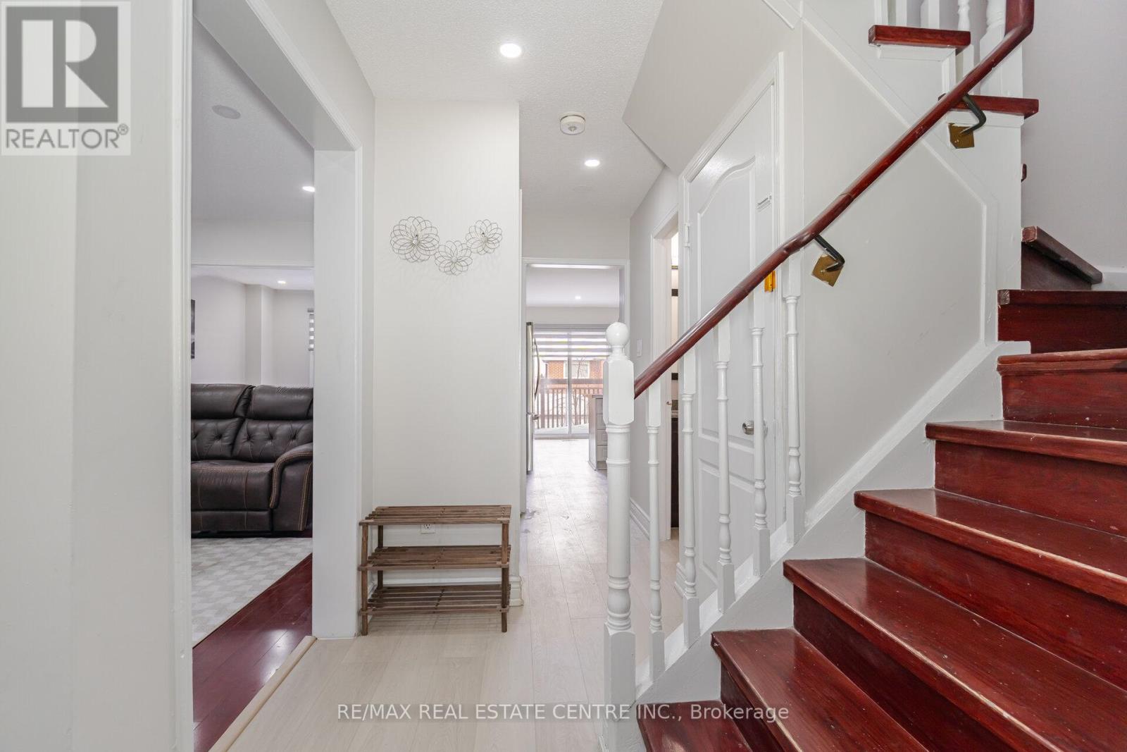 48 Cortez Court, Brampton, Ontario  L6X 3Y9 - Photo 8 - W13002378