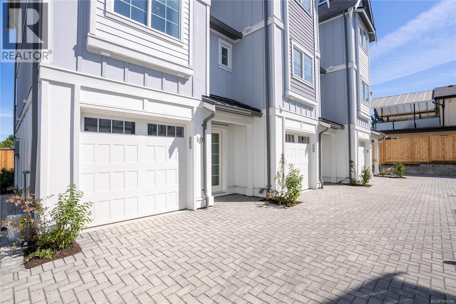 U8 3907 Cedar Hill Rd, Saanich, British Columbia  V8P 3Z8 - Photo 1 - 1030744