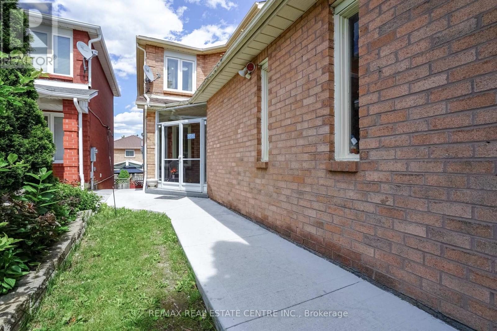48 Cortez Court, Brampton, Ontario  L6X 3Y9 - Photo 6 - W13002378