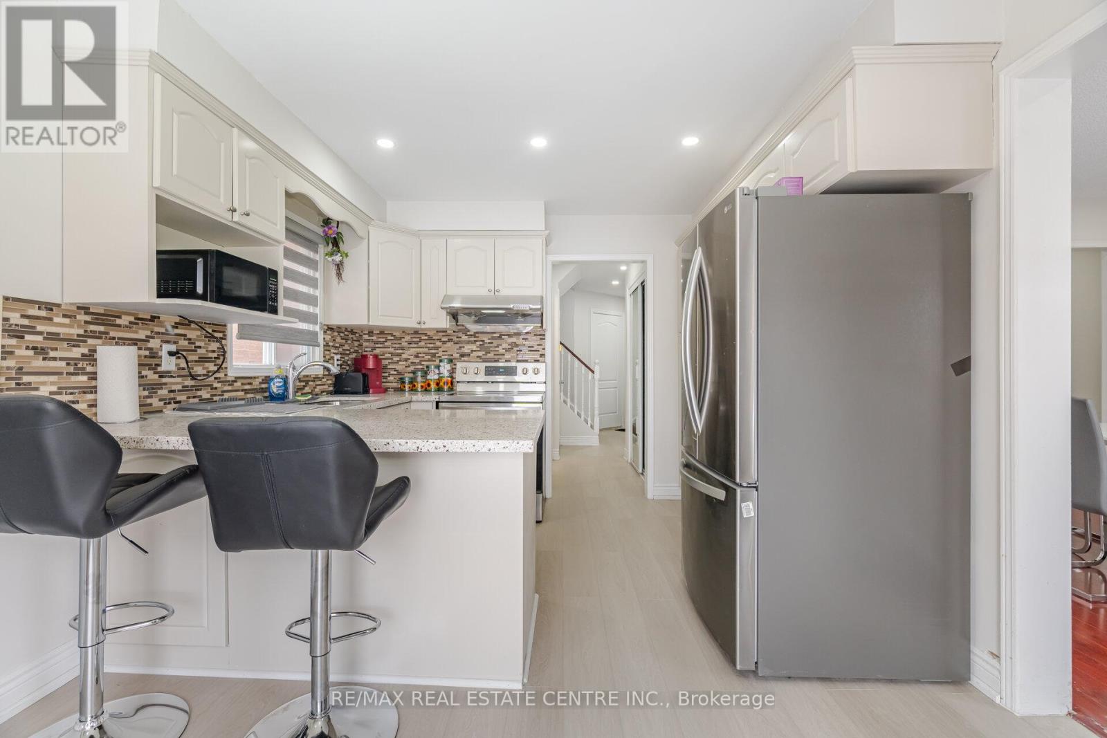 48 Cortez Court, Brampton, Ontario  L6X 3Y9 - Photo 9 - W13002378