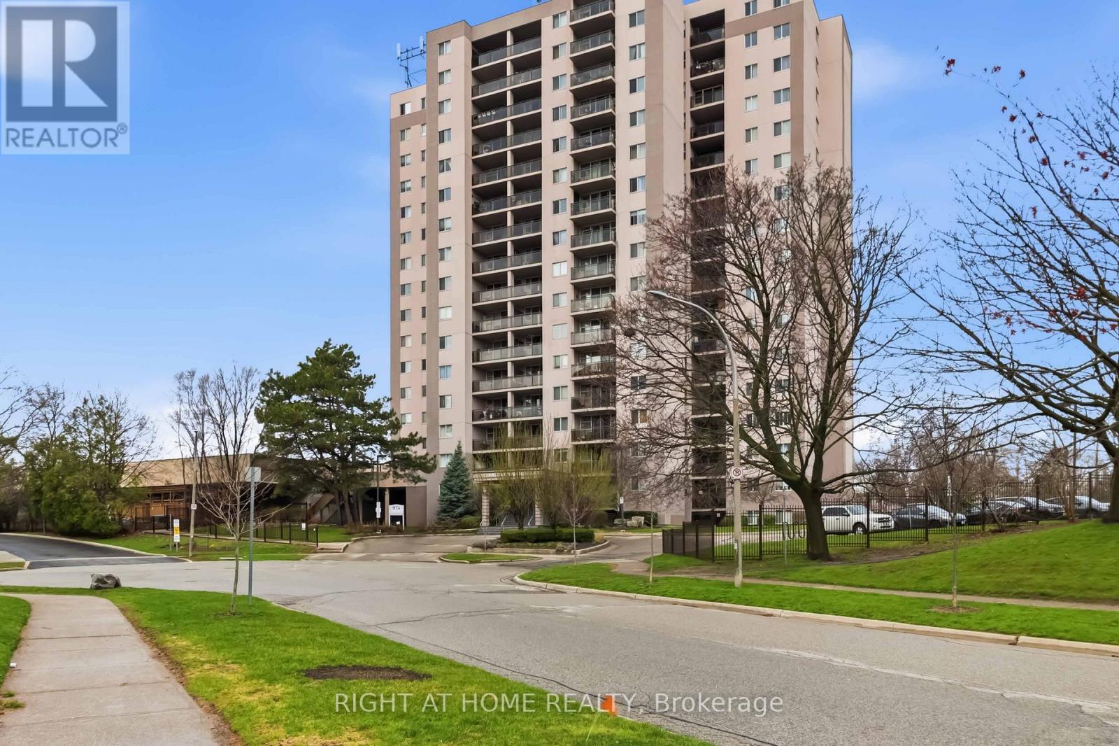 1706 - 975 WARWICK COURT, Burlington, Ontario
