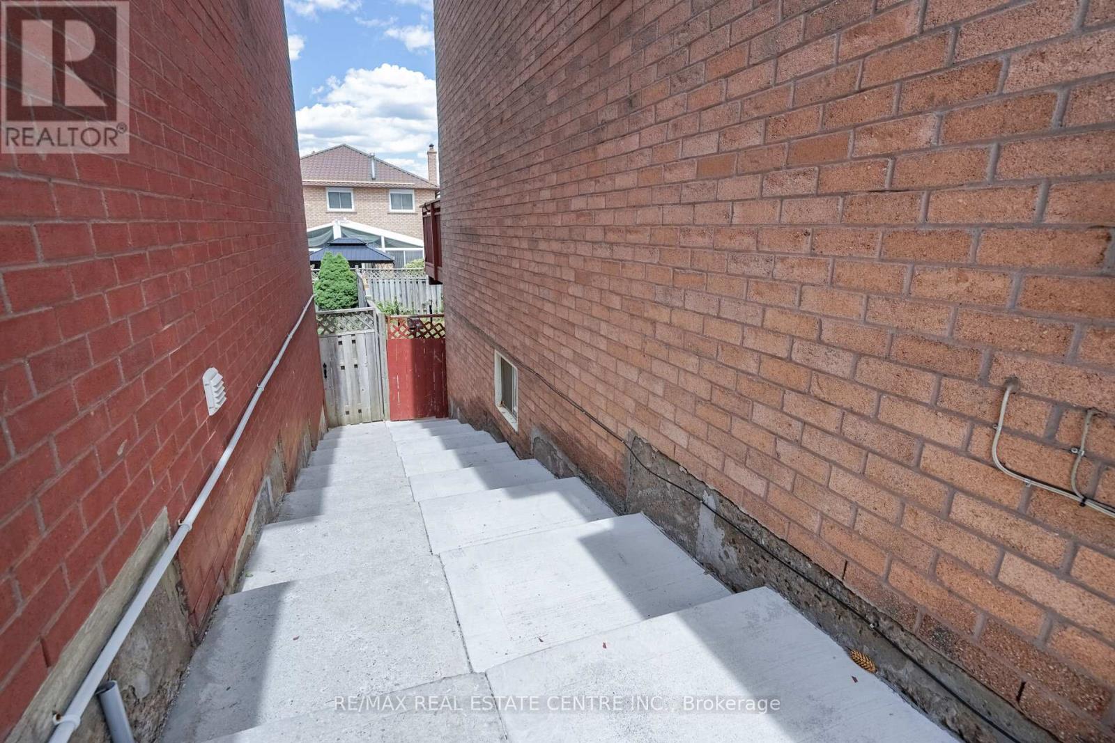 48 Cortez Court, Brampton, Ontario  L6X 3Y9 - Photo 37 - W13002378