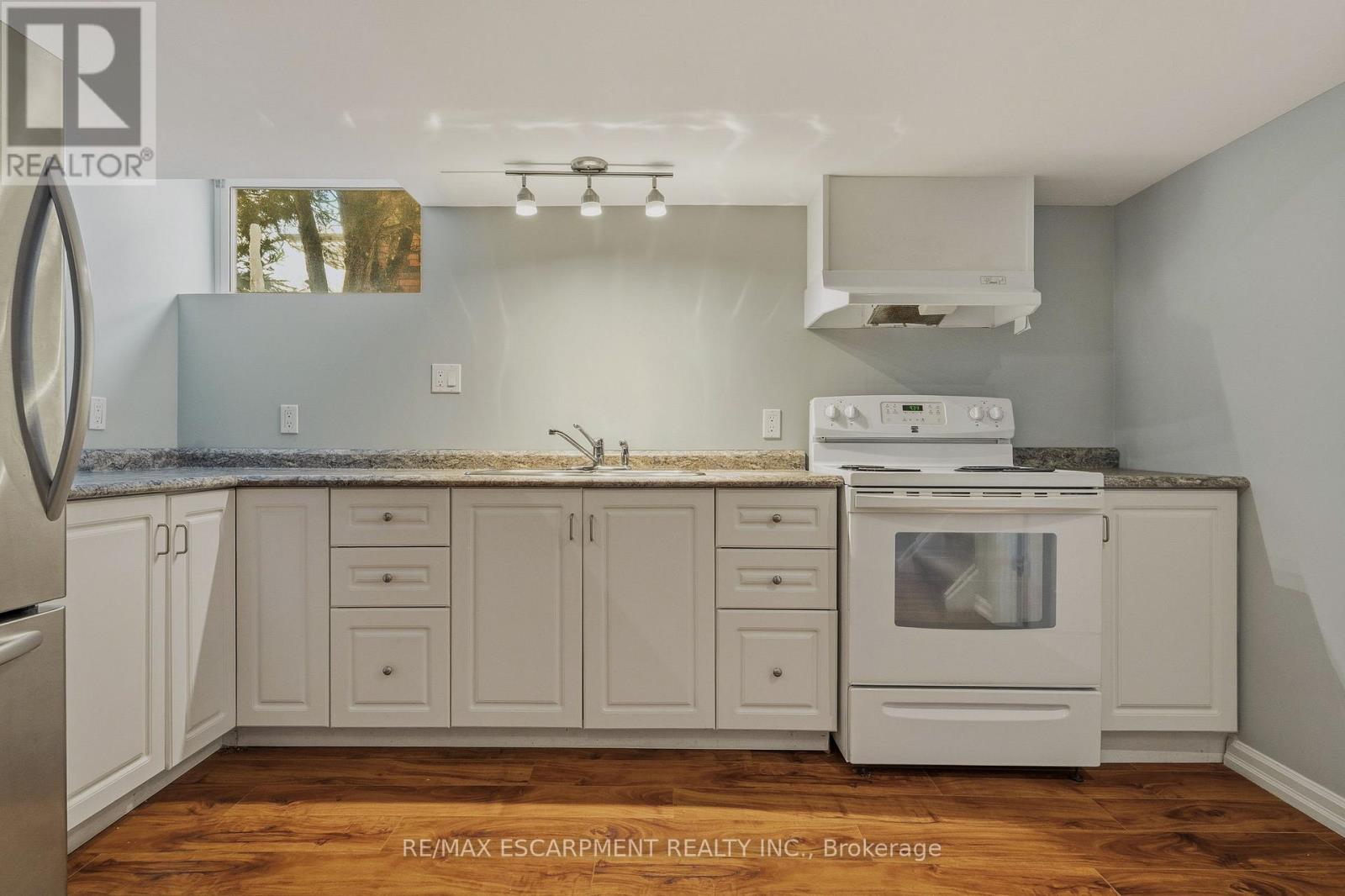 20 Shirley Street, Hamilton, Ontario  L9H 4S3 - Photo 11 - X12779770