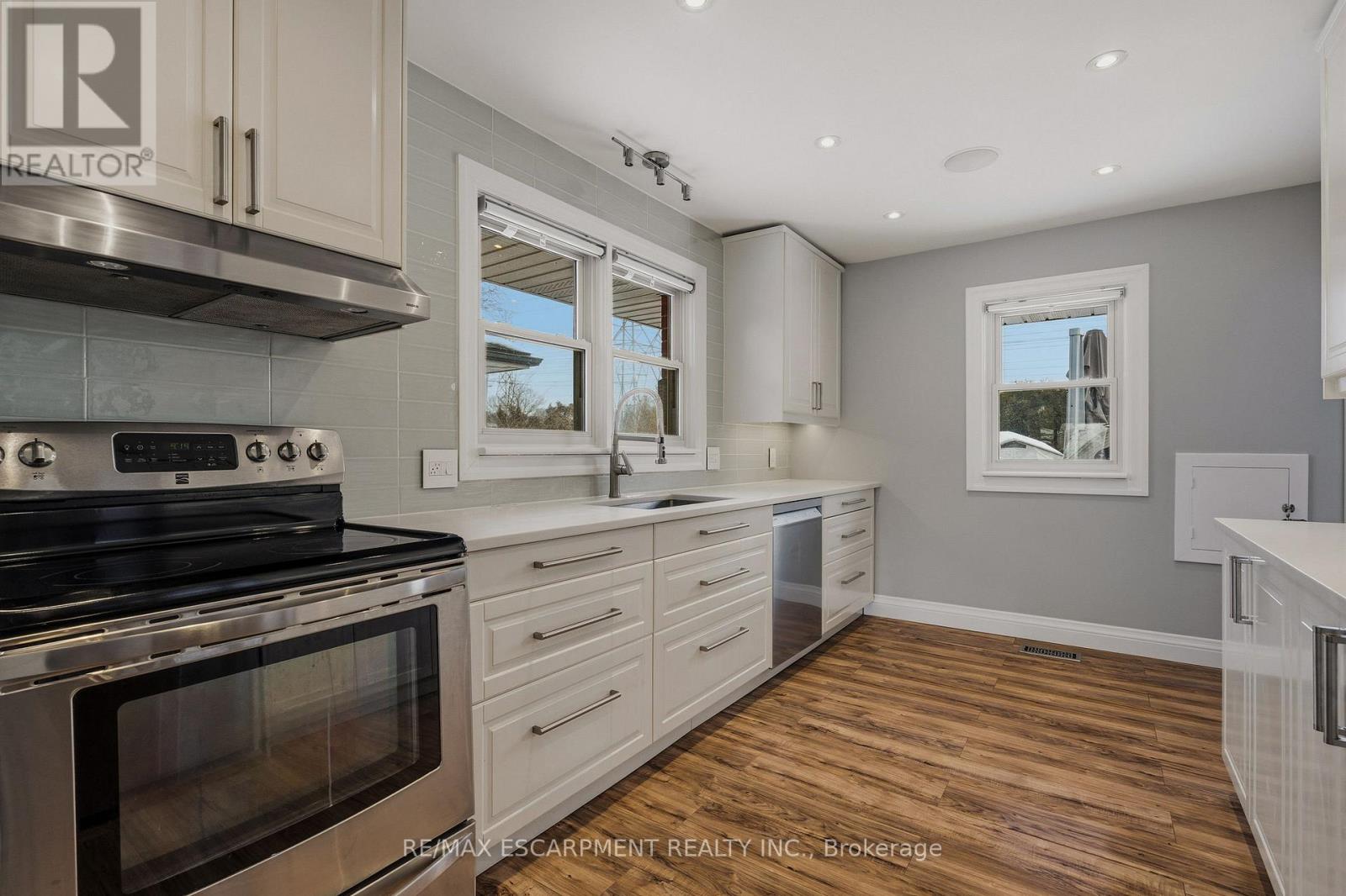 20 Shirley Street, Hamilton, Ontario  L9H 4S3 - Photo 3 - X12779770