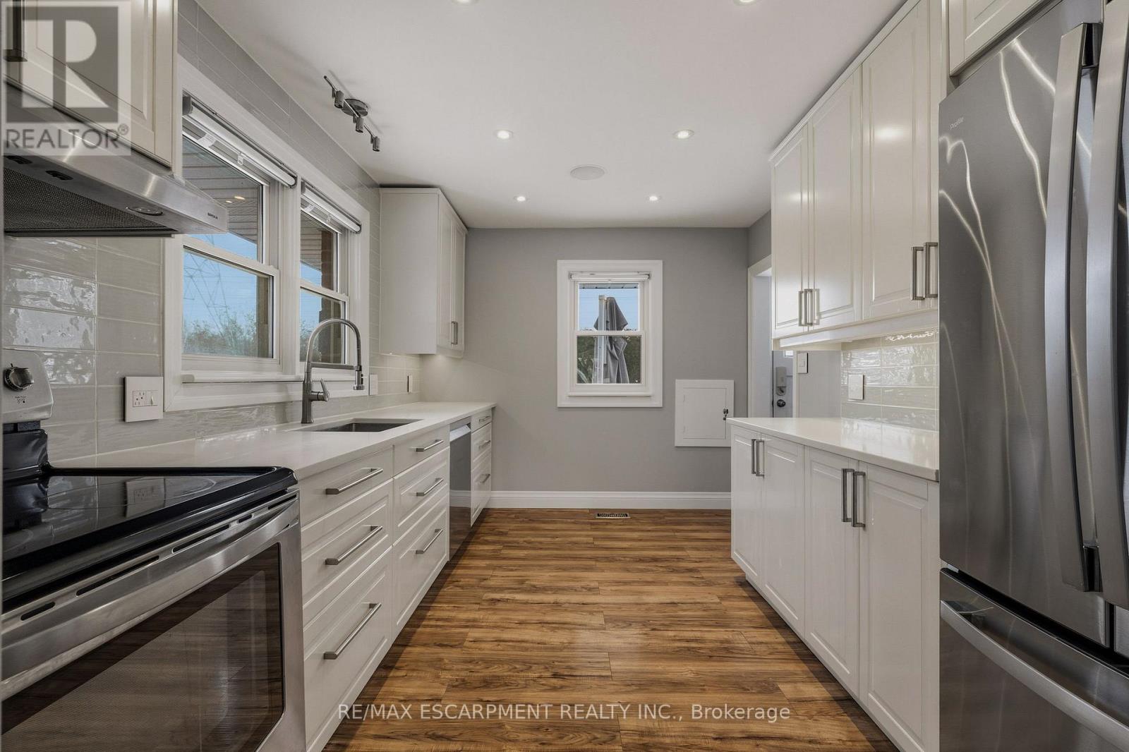 20 Shirley Street, Hamilton, Ontario  L9H 4S3 - Photo 4 - X12779770