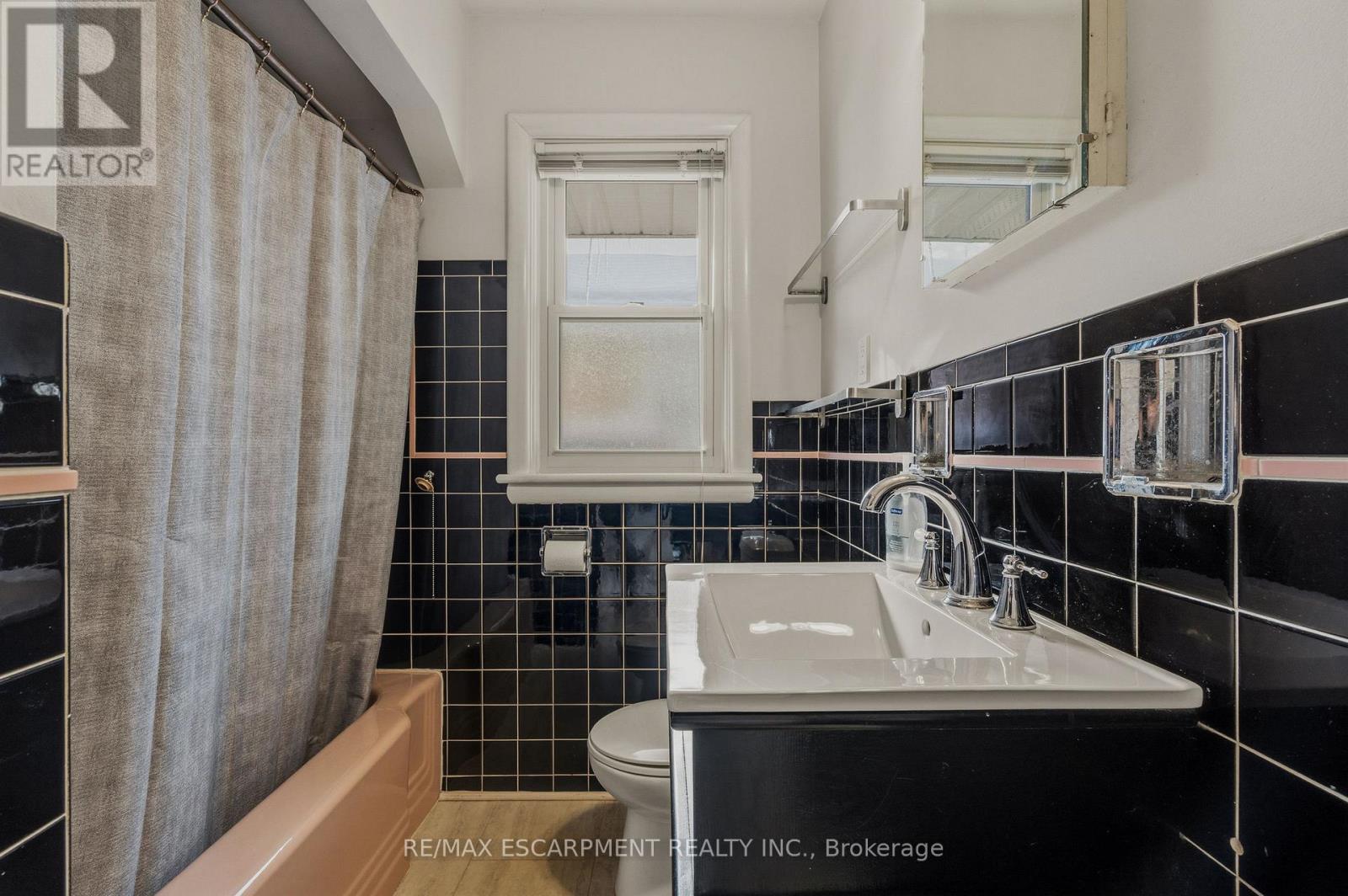 20 Shirley Street, Hamilton, Ontario  L9H 4S3 - Photo 9 - X12779770