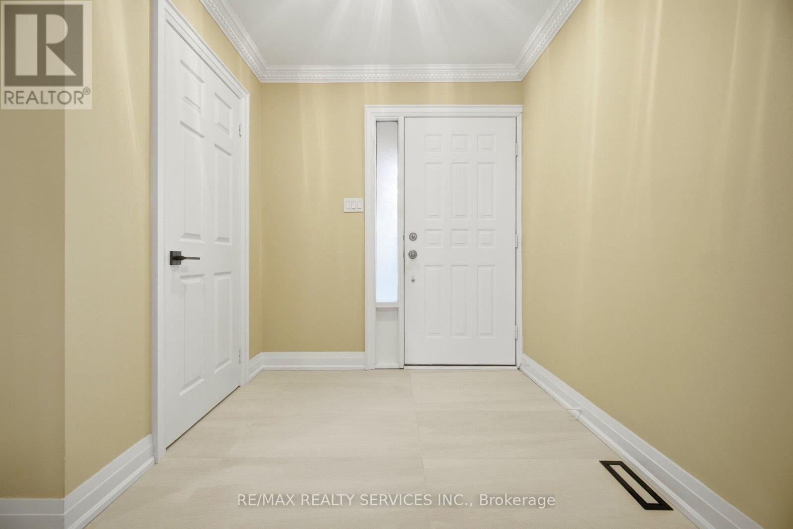 23 Newbury Crescent, Brampton, Ontario  L6S 5M3 - Photo 6 - W12993438