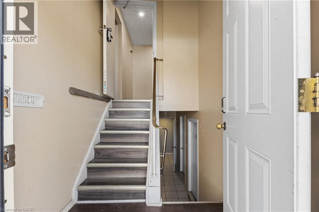 23 Amherst Drive, Kitchener, Ontario  N2P 1E1 - Photo 3 - 40816711