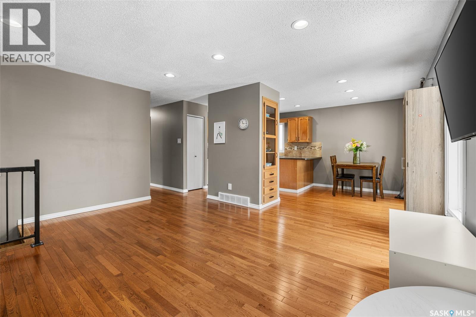 918 East Bay, Regina, Saskatchewan  S4N 6W6 - Photo 3 - SK032882