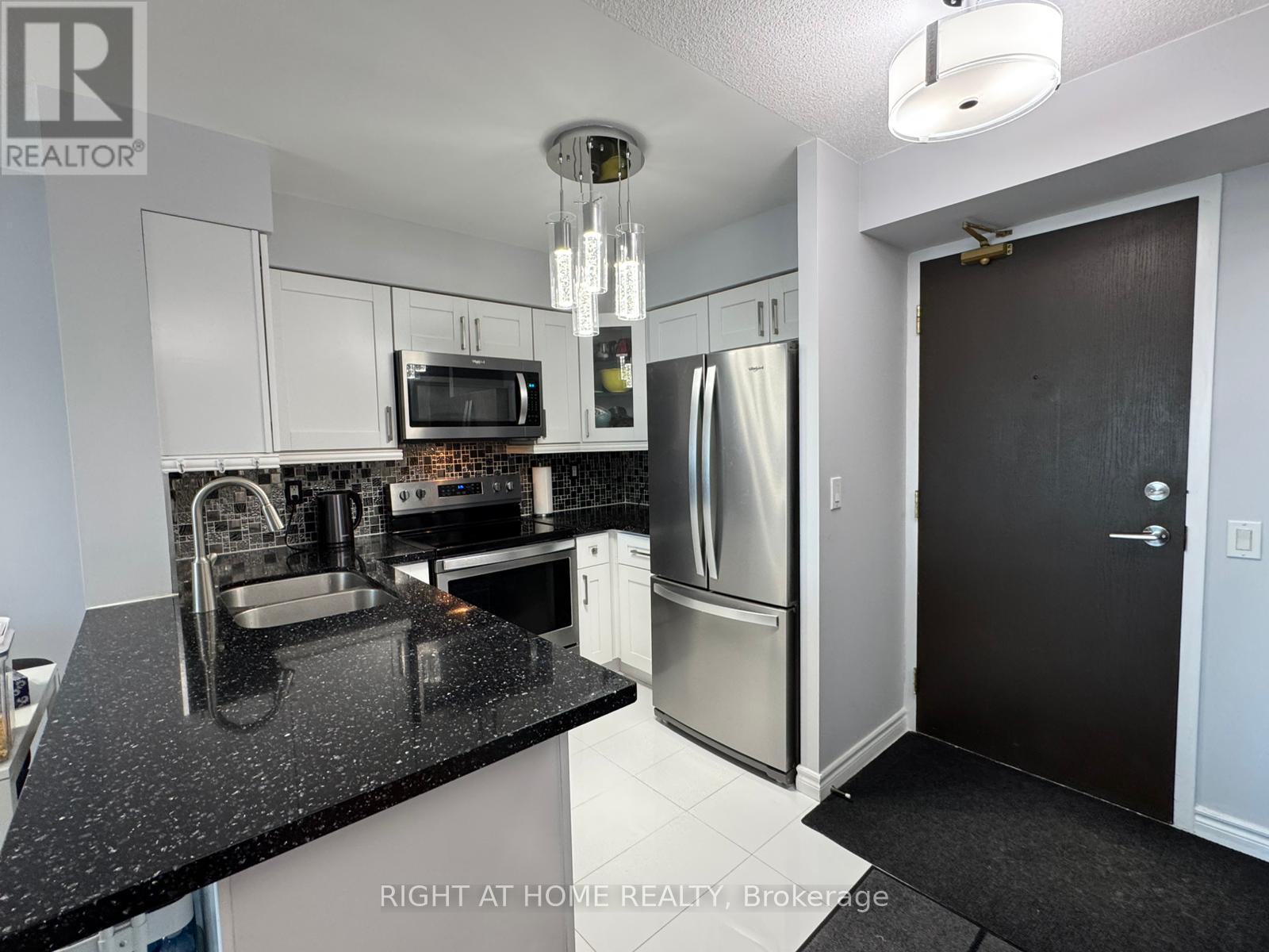 1102 - 23 Oneida Crescent, Richmond Hill, Ontario  L4B 0A2 - Photo 3 - N13002578