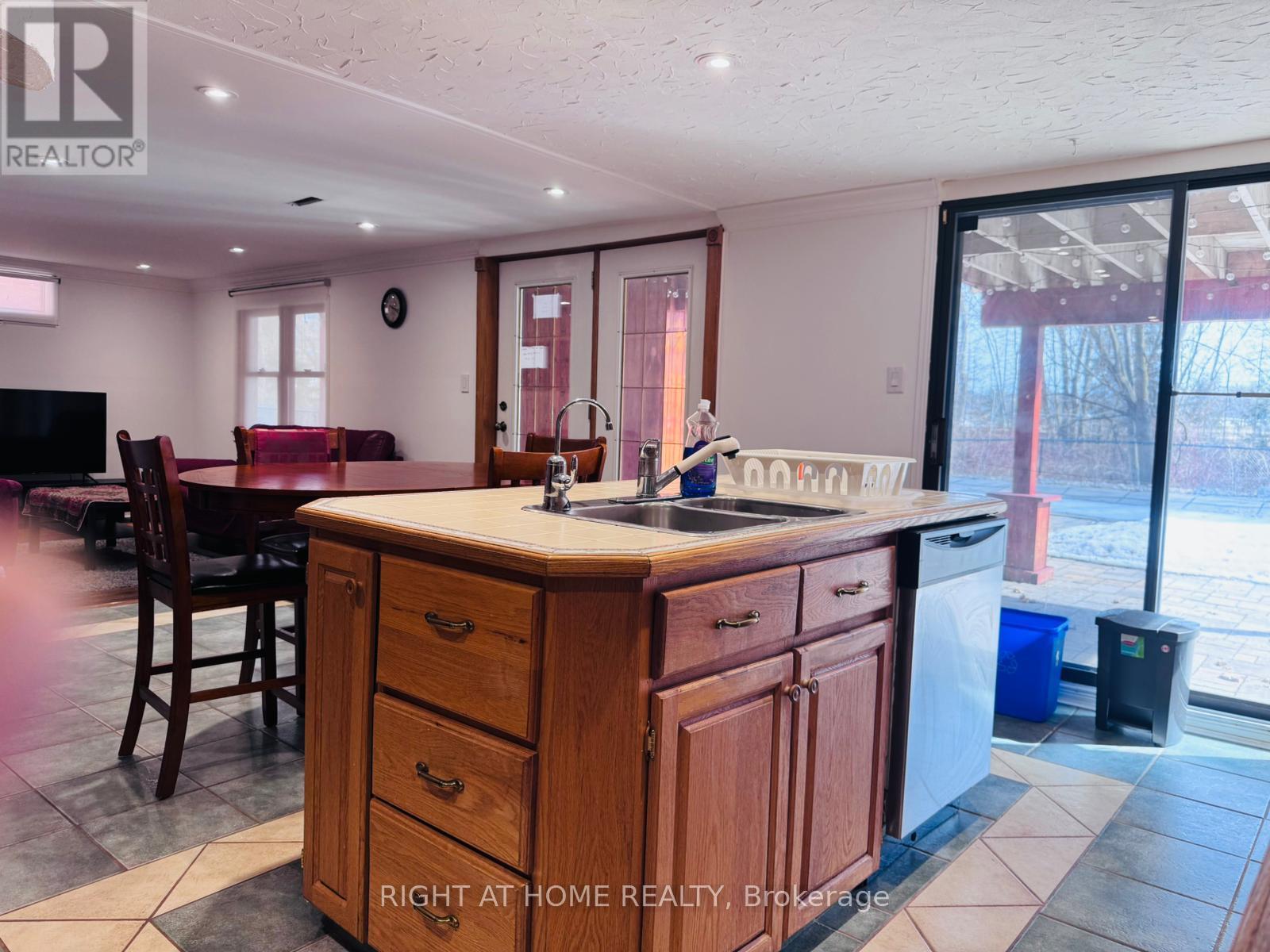 104 Peevers Crescent, Newmarket, Ontario  L3Y 7T1 - Photo 4 - N13002662