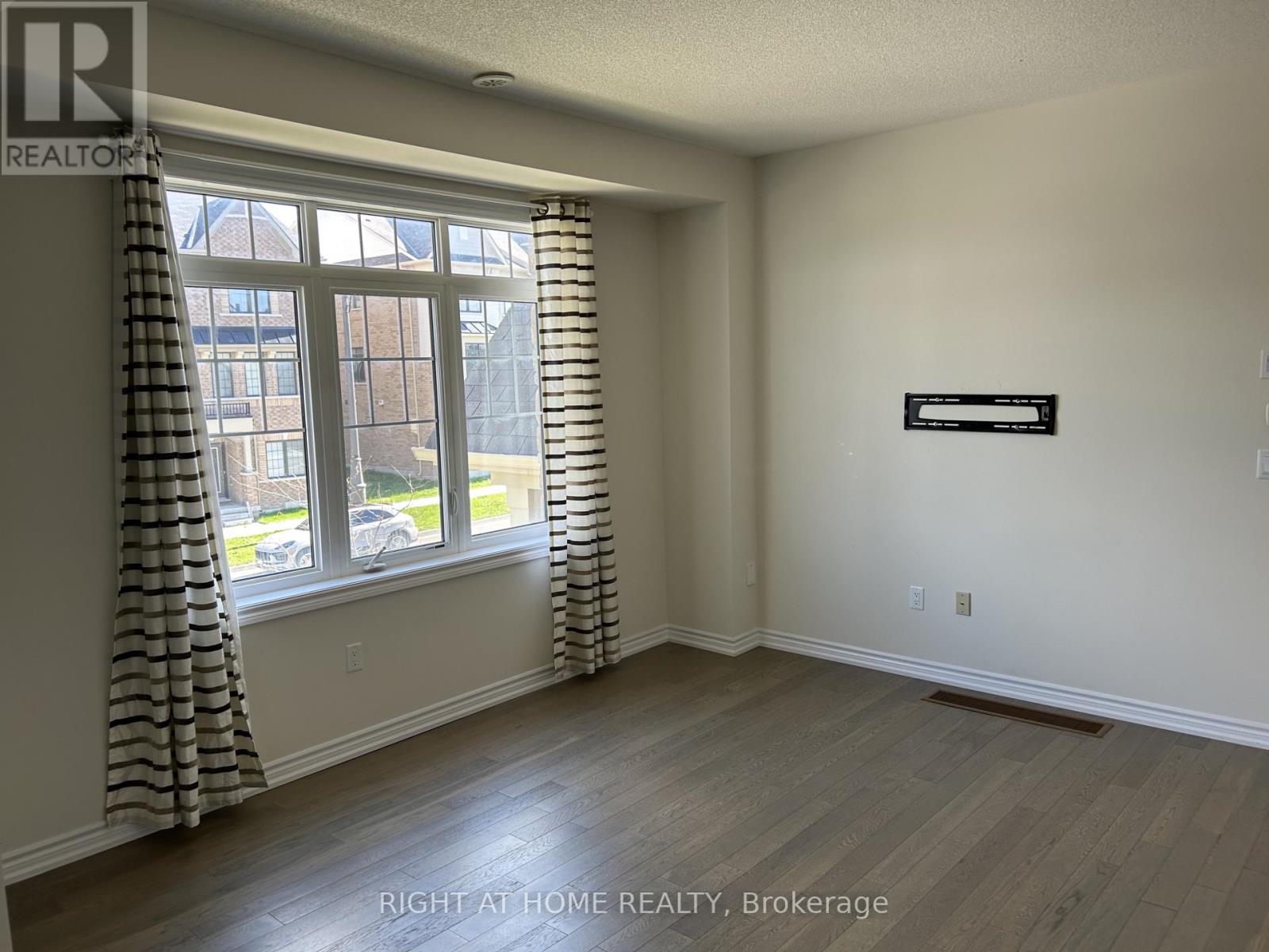 2 Isabella Peach Drive, Markham, Ontario  L6C 0Z1 - Photo 4 - N13002824