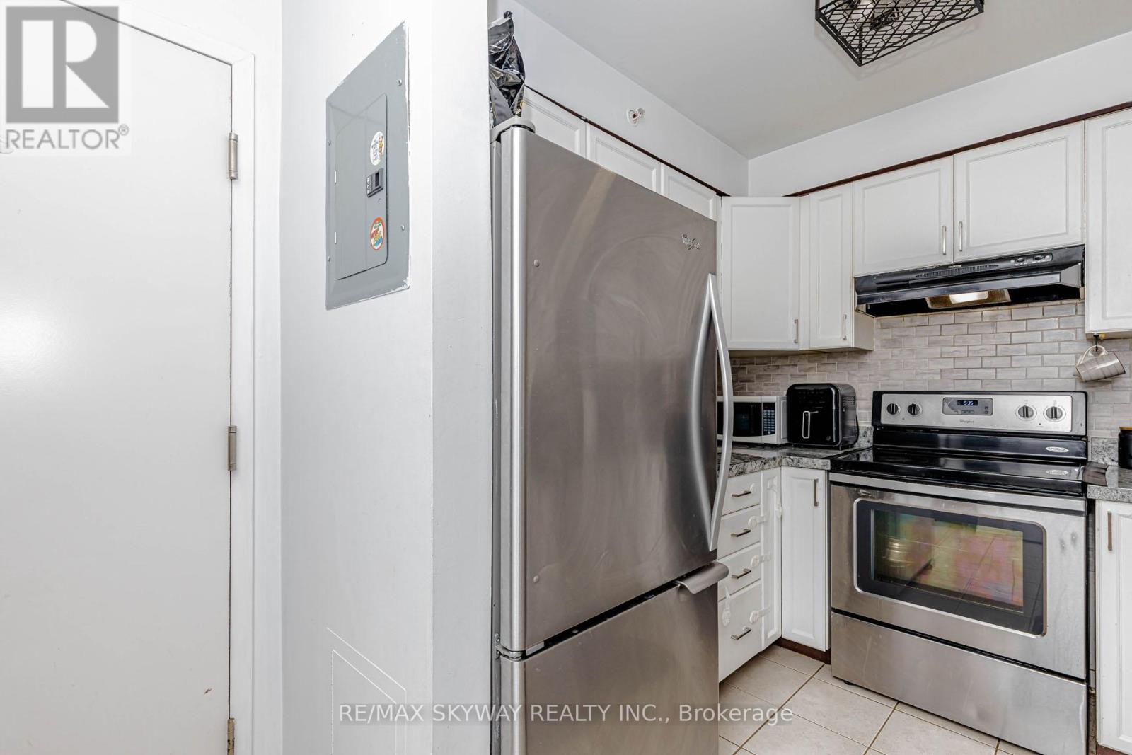 1403 - 8 Dayspring Circle, Brampton, Ontario L6P 2Z7 - Photo 16 - W13002650