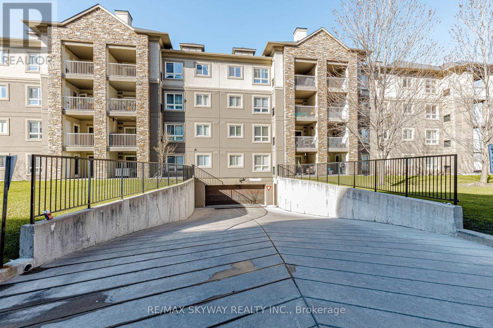 1403 - 8 Dayspring Circle, Brampton, Ontario L6P 2Z7 - Photo 3 - W13002650