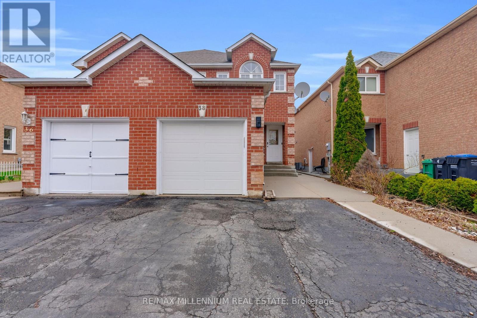 38 Kitto Court, Brampton, Ontario  L6Y 5B1 - Photo 2 - W13002682